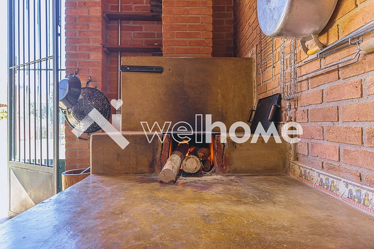 Casa com fogão a lenha e lareira no interior de São Paulo