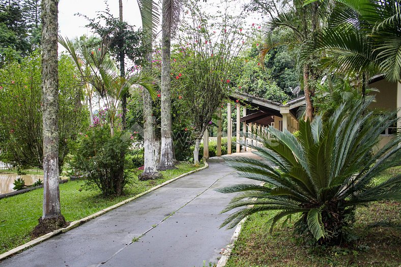 Casa do lago com campo e Beach Tennis