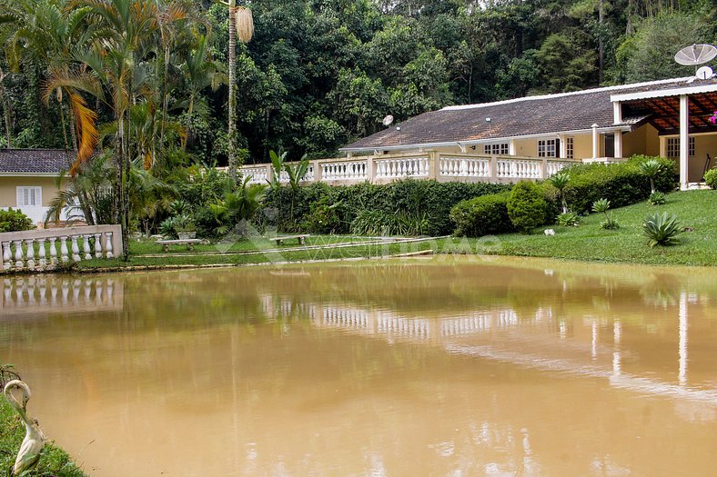 Casa do lago com campo e Beach Tennis