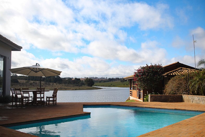 Casa na represa com ofurô e piscina